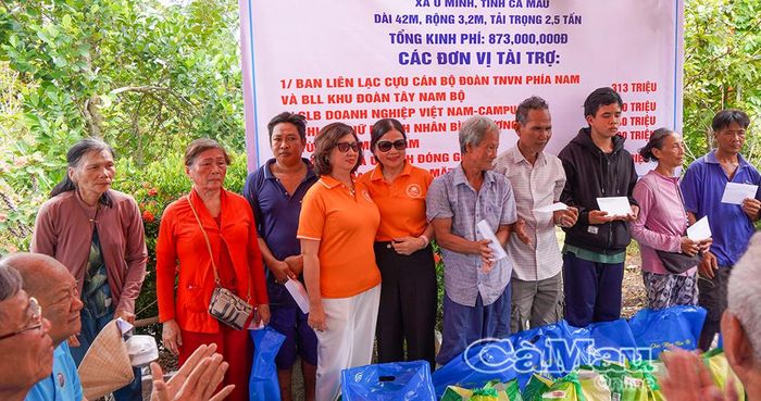 Dịp này, các nhà tài trợ trao 30 suất quà cho các hộ gia đình hoàn cảnh khó khăn trên địa bàn xã U Minh (mỗi suất trị giá 500.000 đồng).