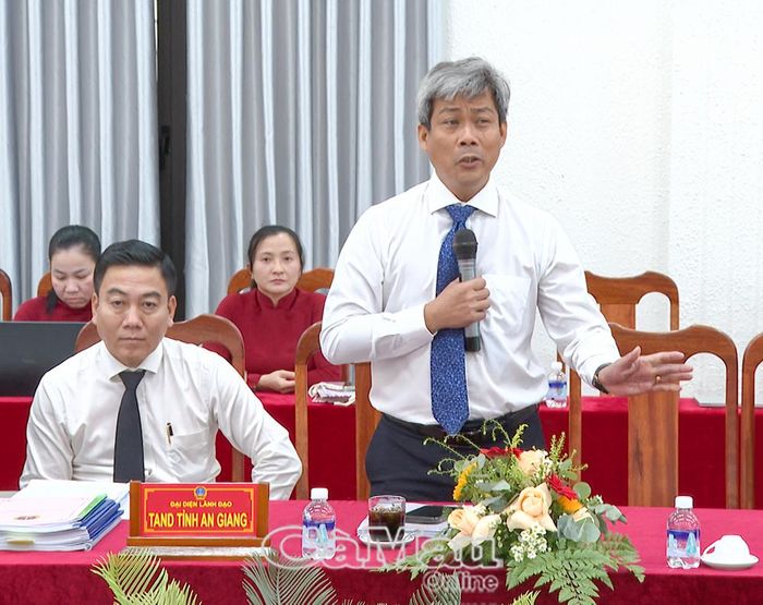 Chánh án TAND tỉnh An Giang Thái Rết phát biểu đóng góp ý kiến về nghiệp vụ xét xử tại hội nghị.