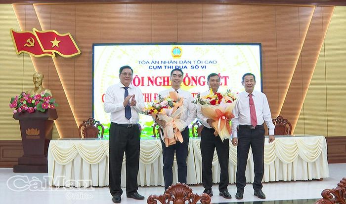 Đại diện các đơn vị bàn giao nhiệm vụ Trưởng Cụm, Phó Cụm thi đua số VI cho TAND tỉnh Vĩnh Long và TAND tỉnh Đồng Tháp.
