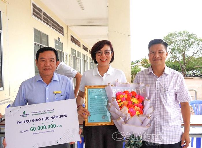 Đồng chí Phạm Văn Hiền, Phó Bí thư Thường trực Đảng uỷ xã Khánh Lâm (bìa phải), trao hoa và thư cảm ơn đại diện Chi nhánh Khí Tây Nam Bộ.