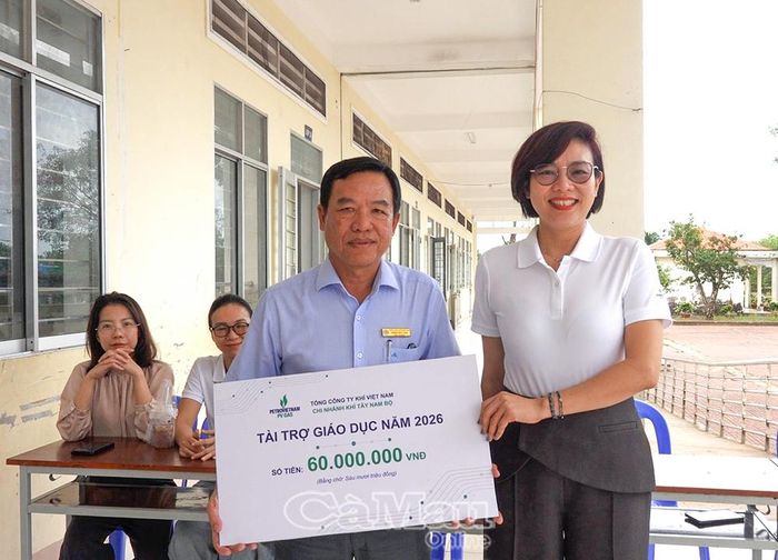 Bà Võ Thị Nhã Phương, Phó Giám đốc, Chủ tịch Công đoàn Chi nhánh Khí Tây Nam Bộ, trao hỗ trợ cho nhà trường, góp phần tạo điều kiện học tập tốt hơn cho học sinh.
