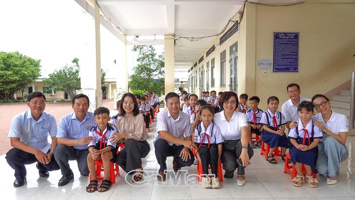 Đoàn công tác Chi nhánh Khí Tây Nam Bộ chụp ảnh lưu niệm cùng học sinh Trường Tiểu học và THCS Nguyễn Bỉnh Khiêm, lan toả tinh thần sẻ chia, tiếp sức các em vững bước đến trường.