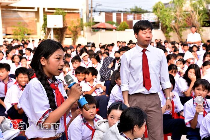Học sinh hào hứng tham gia trả lời câu hỏi tìm hiểu về cuộc đời và sự nghiệp của bà Nguyễn Thị Bình.