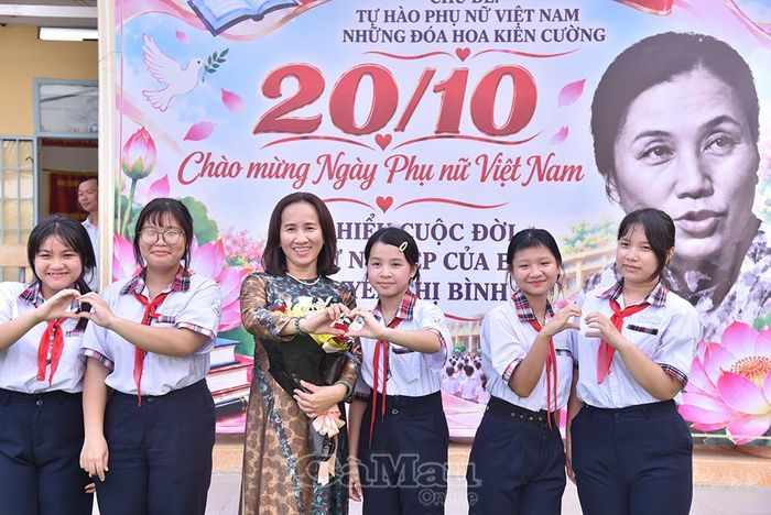 Học sinh Trường THCS Võ Thị Sáu bày tỏ tình cảm, lòng biết ơn đối với các cô giáo nhân Ngày Phụ nữ Việt Nam (20/10).