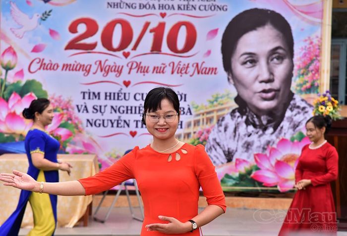 Nữ cán bộ, giáo viên Trường THCS Võ Thị Sáu trình diễn áo dài trong chương trình ngoại khoá.