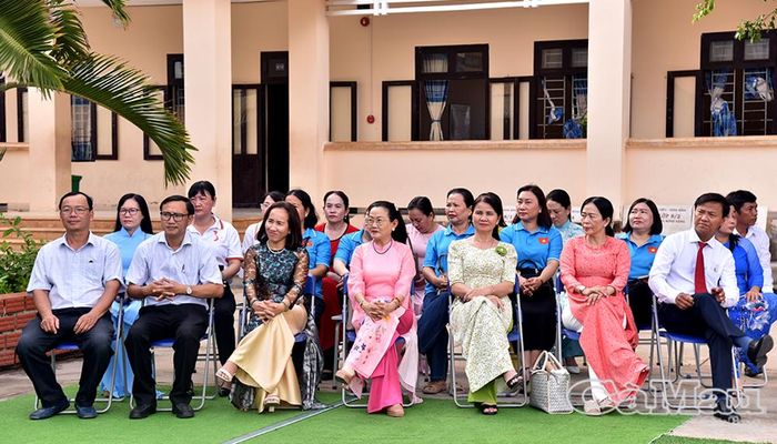 Ban Giám hiệu và giáo viên Trường THCS Võ Thị Sáu tham dự chương trình ngoại khoá nhân Ngày Phụ nữ Việt Nam (20/10).