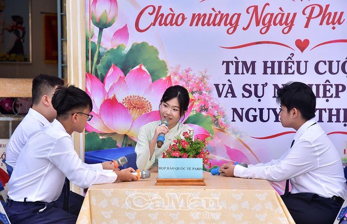 Học sinh Lớp 9/12 tái hiện Hội nghị Paris qua tiểu phẩm lịch sử “Nụ cười và khí phách”.