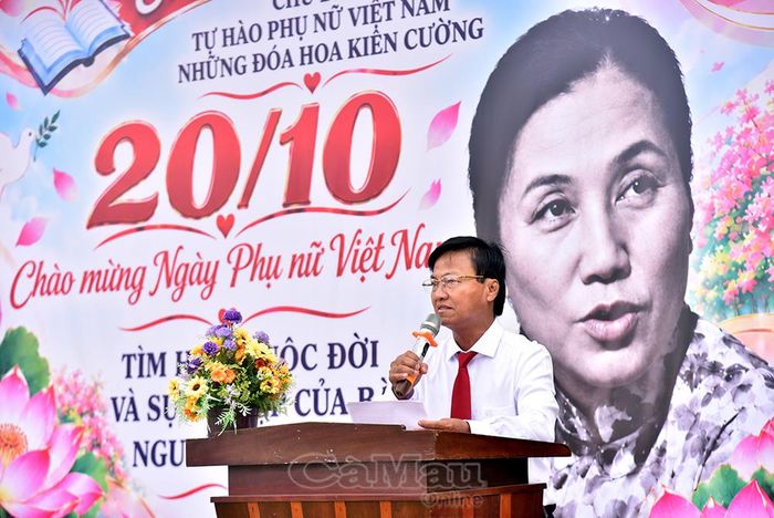 Thầy giáo Dương Phúc Định, Tổ trưởng Tổ Ngữ văn – Giáo dục công dân, phát biểu ôn lại truyền thống Ngày Phụ nữ Việt Nam.