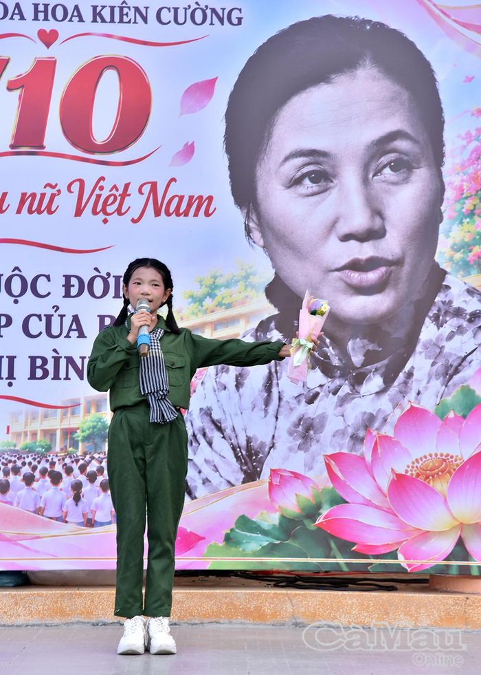 Em Tạ Nguyễn Như Ý, lớp 8/7, trình bày ca khúc “Cô gái mở đường” tại chương trình.