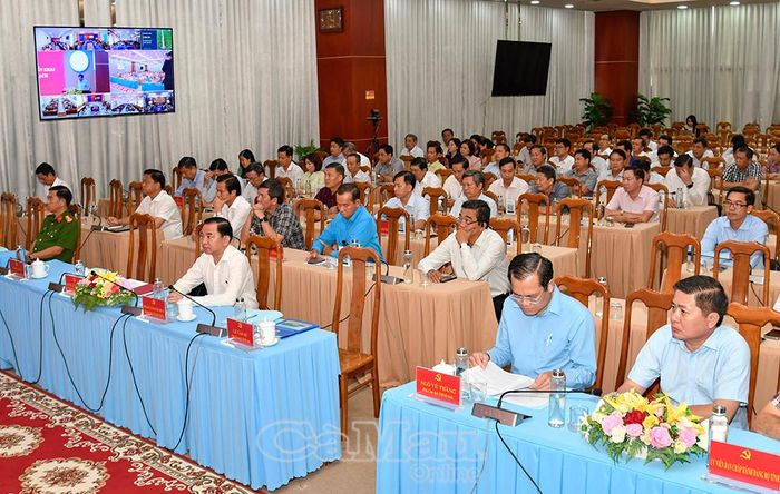 Các đồng chí lãnh đạo tỉnh và đại biểu tham dự hội nghị.