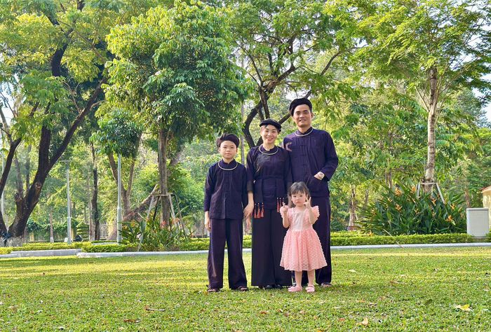 Gia đình người dân tộc Nùng sinh sống tại TP. Hồ Chí Minh. Ảnh: NGUYỄN MINH