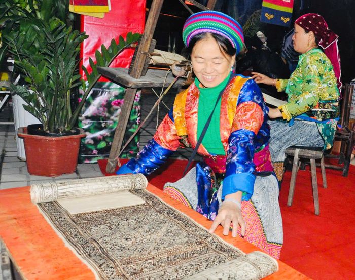 Khi nghề thủ công mang lại sinh kế vững chắc, người dân bản địa - đặc biệt là thế hệ trẻ - sẽ tự nguyện và chủ động trở thành chủ thể bảo tồn văn hóa - Ảnh Quang Dương