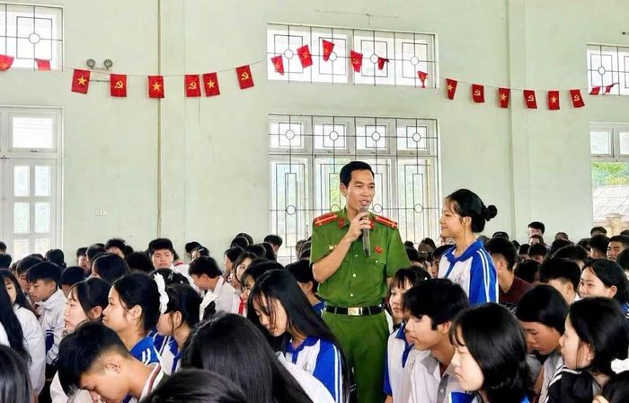 Thượng úy Bùi Văn Thông trao đổi, giảng giải kiến thức cho các em học sinh.
