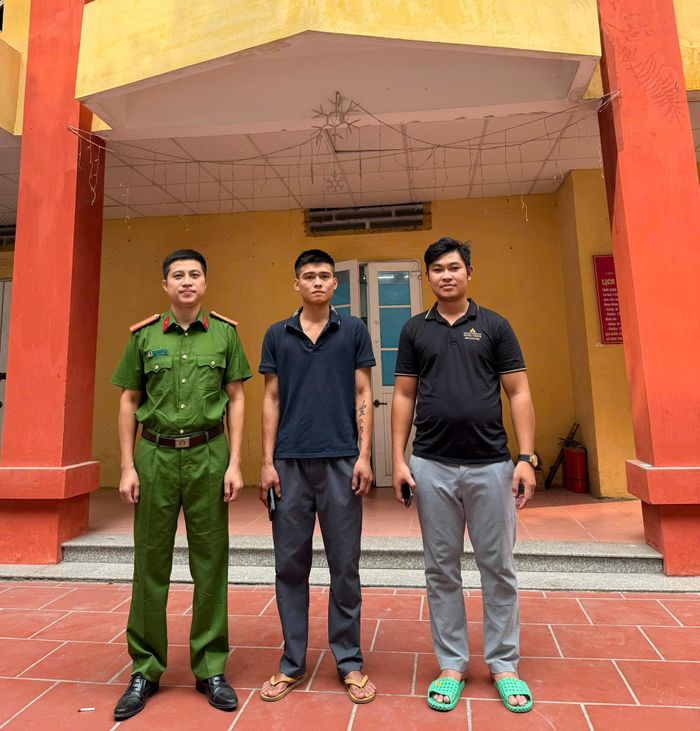 Công an hỗ trợ anh Tuấn nhận lại tiền chuyển nhầm. Ảnh: CA