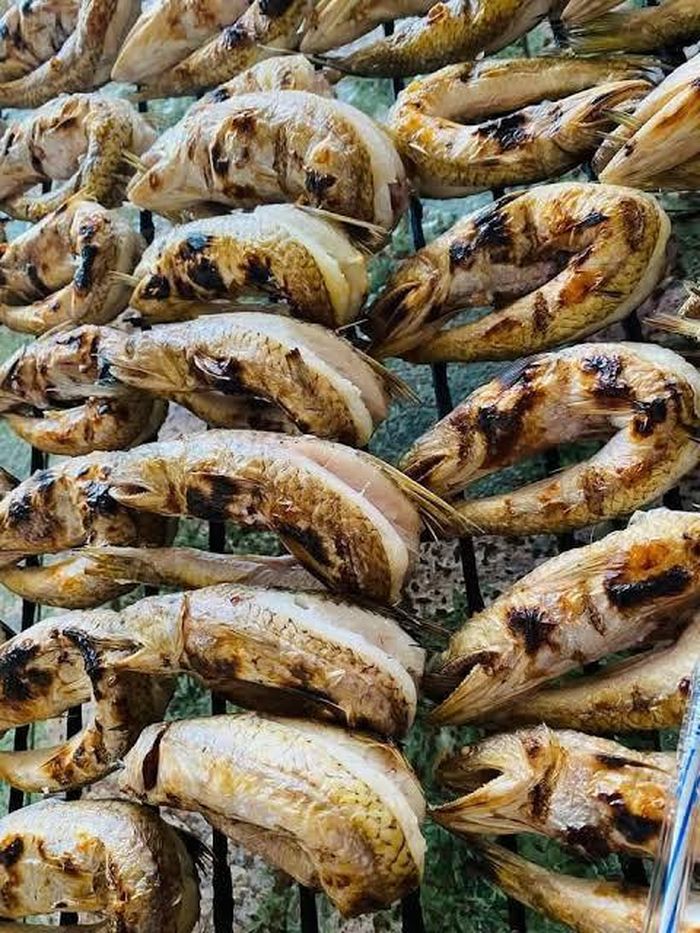 Cá thửng hun khói còn được nhiều thực khách tìm mua để thưởng thức hoặc làm quà - Ảnh: Internet