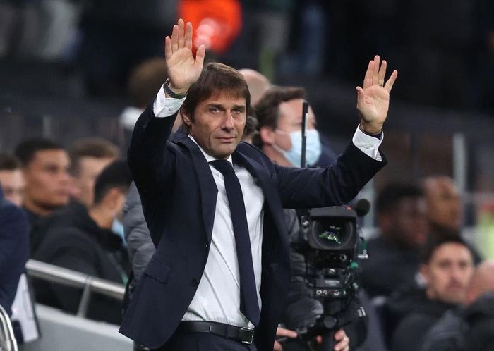 Antonio Conte tự đề cử bản thân cho vị trí HLV trưởng của Manchester United