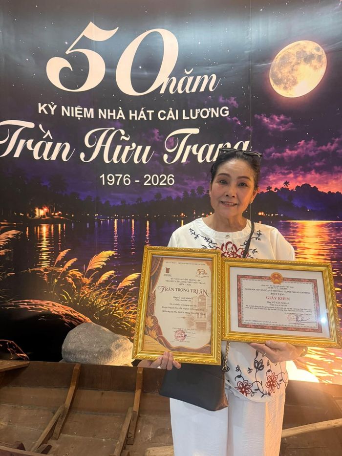 Nghệ sĩ Hồng Nhung nhận giấy khen của Nghệ sĩ Ưu tú Vũ LInh. Ảnh: FBNV