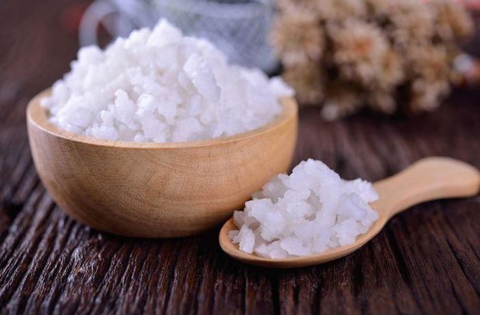 Muối ăn là nguyên liệu quen thuộc, gần như gia đình nào cũng có sẵn trong gian bếp