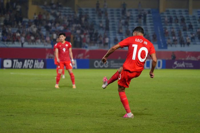 Leo Artur mặc chiếc áo mang tên con trai trong trận đấu đối đầu Kashima Antlers