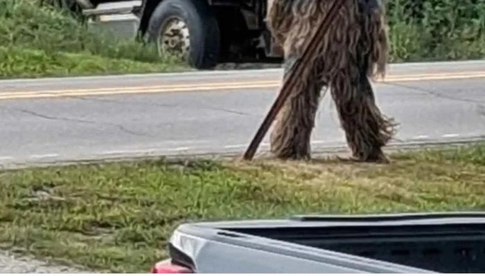 Một người đàn ông mặc bộ trang phục Bigfoot giống thật đến mức khó phân biệt đã khiến người dân thị trấn Damariscotta, bang Maine (Mỹ), bối rối. Ảnh do Rita Blanc cung cấp.