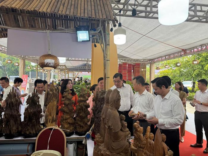 Đại biểu tham quan tại Hội chợ Du lịch Tây Bắc. Ảnh: TTXTTM.