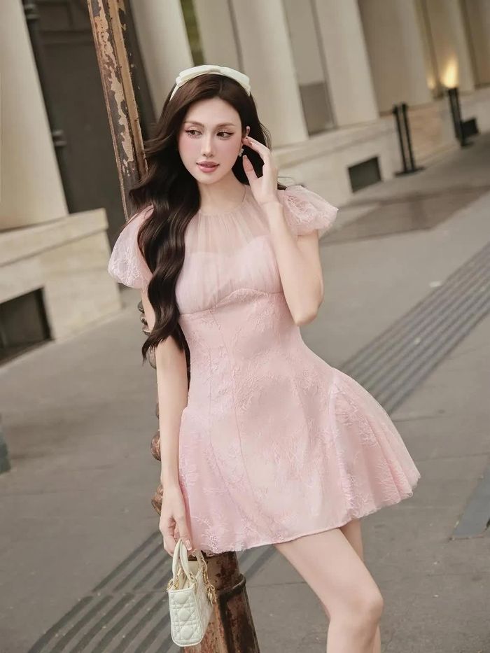 Sắc hồng pastel ngọt ngào đặc biệt phù hợp với những cô nàng yêu vẻ trẻ trung, lãng mạn