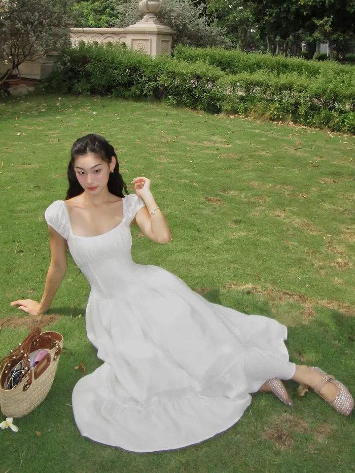 Một bộ trang phục trắng từ đầu đến chân có thể phù hợp với nhiều hoàn cảnh
