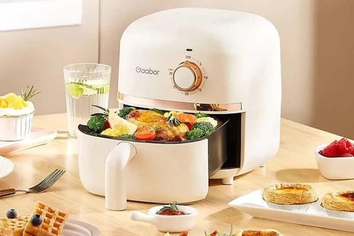 Nút xoay phù hợp với người thích thao tác đơn giản, trong khi bảng cảm ứng có thể thuận tiện khi sử dụng nhiều chương trình nấu.