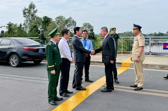Phó Chủ tịch UBND tỉnh An Giang - Lê Văn Phước đón tiếp Tỉnh trưởng tỉnh Kandal - Kuoch Chamroeun