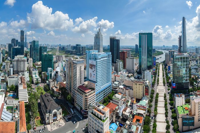 Nhiều tòa nhà cao tầng bên dòng sông Sài Gòn