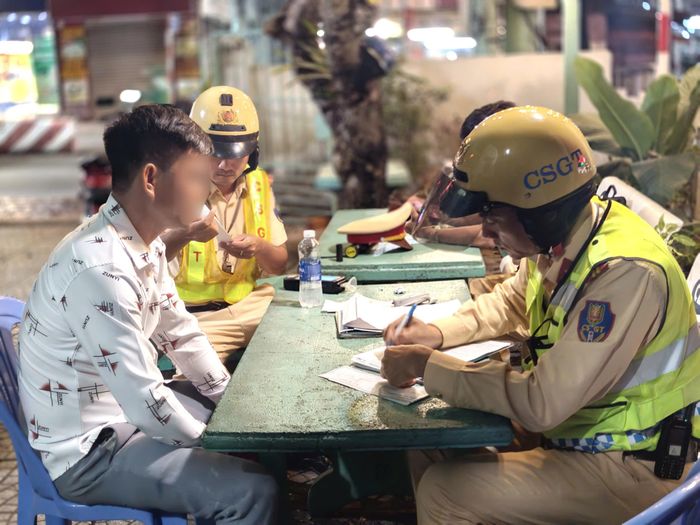CSGT lập biên bản xử lý người vi phạm nồng độ cồn