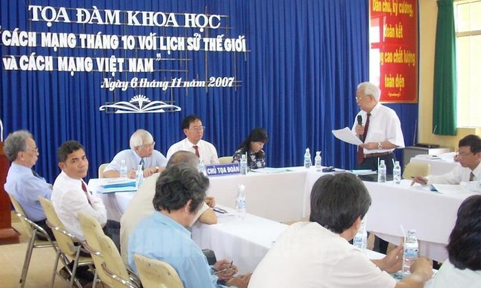 Đồng chí Trần Trọng Tân phát biểu tại Tọa đàm khoa học kỷ niệm 90 năm Cách mạng Tháng Mười Nga tổ chức ngày 06/11/2007