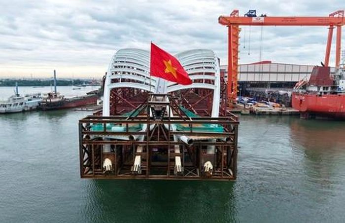 Công tác hạ thủy cơ bản hoàn tất, bảo đảm yêu cầu kỹ thuật và an toàn