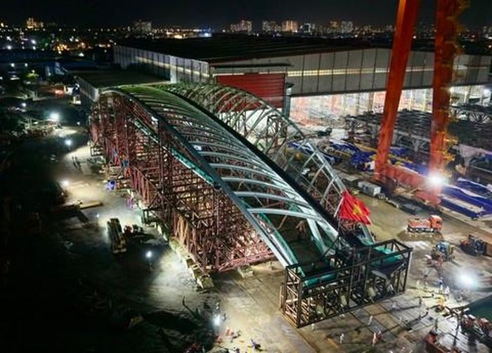 Nhịp cầu đi bộ nặng 3.400 tấn vượt sông Sài Gòn được hạ thủy xuống sà lan