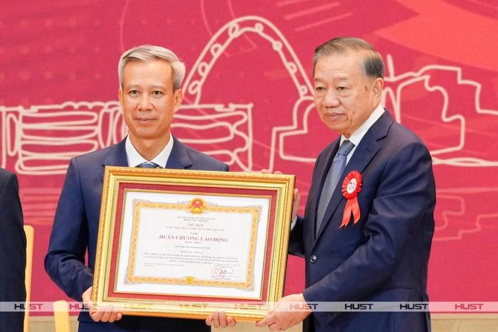 GS.TS Lê Anh Tuấn, Giám đốc Đại học Bách khoa Hà Nội, đại diện nhà trường đón nhận Huân chương Lao động hạng Nhất do Tổng Bí thư, Chủ tịch nước Tô Lâm trao tặng.