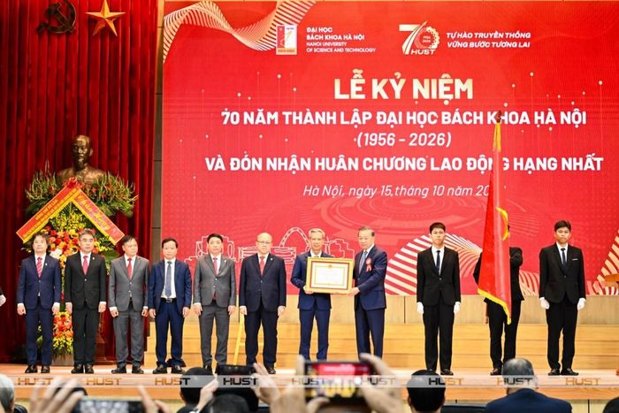 Tổng Bí thư, Chủ tịch nước Tô Lâm trao tặng Huân chương Lao động hạng Nhất cho Đại học Bách khoa Hà Nội.