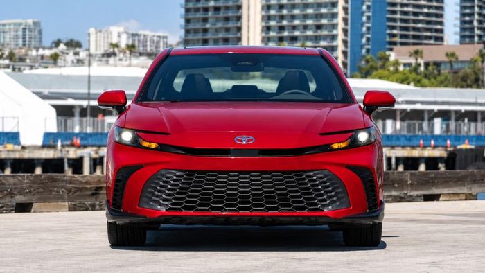 Toyota Camry 2027 sử dụng hệ truyền động hybrid. Ảnh: Autoevolution.