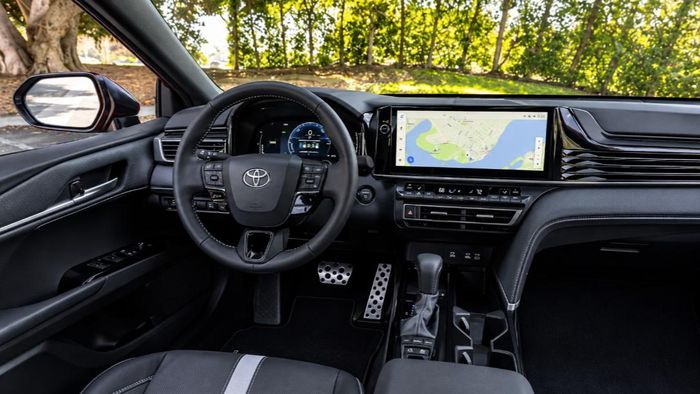 Thiết kế khoang lái của Toyota Camry 2027. Ảnh: Autoevolution.