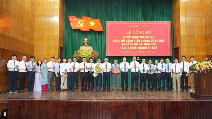 Lãnh đạo thành phố trao quyết định và tặng hoa chúc mừng Đảng bộ Bệnh viện Trung ương Huế.