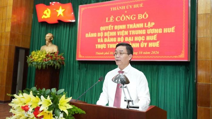 Bí thư Thành ủy Nguyễn Đình Trung phát biểu giao nhiệm vụ.