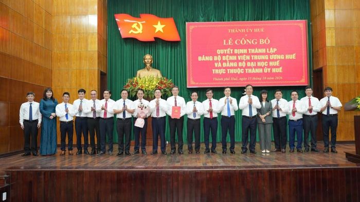 Lãnh đạo thành phố trao quyết định và tặng hoa chúc mừng Đảng bộ Đại học Huế.