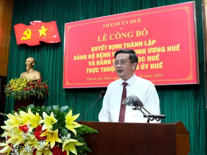 Đồng chí Nguyễn Vũ Quốc Huy thay mặt hai đảng bộ phát biểu nhận nhiệm vụ