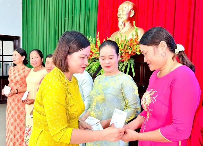 Đằng sau mỗi phần quà là sự ghi nhận đối với những nỗ lực bền bỉ của phụ nữ đơn thân.