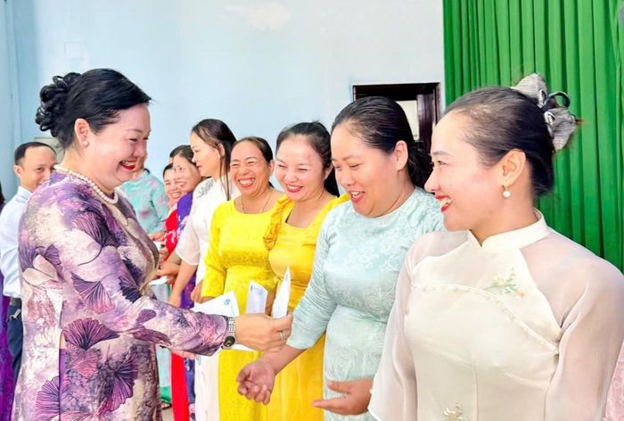 Đồng chí Dương Thị Thu Thủy tặng quà và ân cần thăm hỏi, chia sẻ và động viên các hội viên có hoàn cảnh khó khăn.