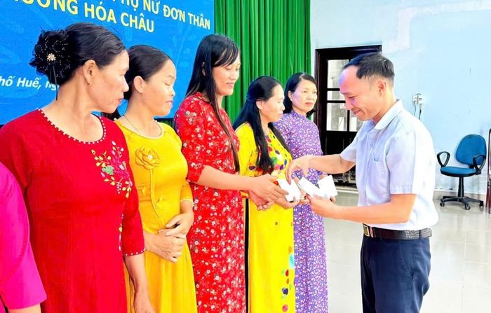 Đằng sau mỗi phần quà là sự ghi nhận đối với những nỗ lực bền bỉ của phụ nữ đơn thân.