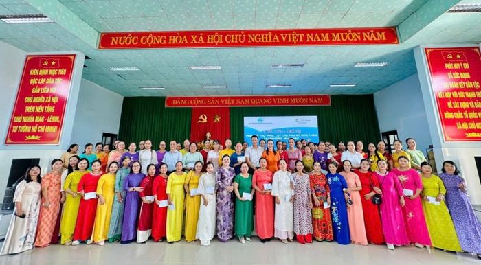 Chương trình trao hỗ trợ phúc lợi cho phụ nữ đơn thân tại phường Hoá Châu
