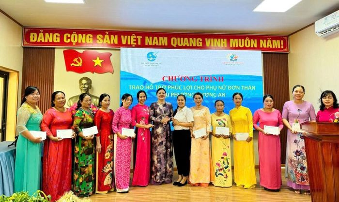 Chương trình trao hỗ trợ phúc lợi cho phụ nữ đơn thân tại phường Hương An