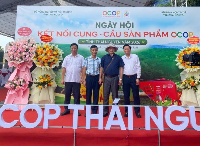 Đại biểu chụp ảnh lưu niệm tại Ngày hội kết nối cung – cầu sản phẩm OCOP tỉnh Thái Nguyên năm 2026.