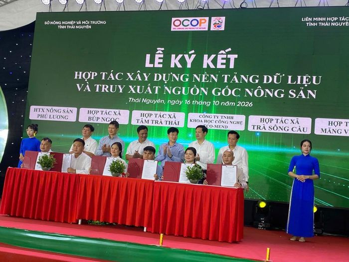 Các đơn vị ký kết hợp tác xây dựng nền tảng dữ liệu và truy xuất nguồn gốc nông sản tại Ngày hội kết nối cung – cầu sản phẩm OCOP tỉnh Thái Nguyên năm 2026.