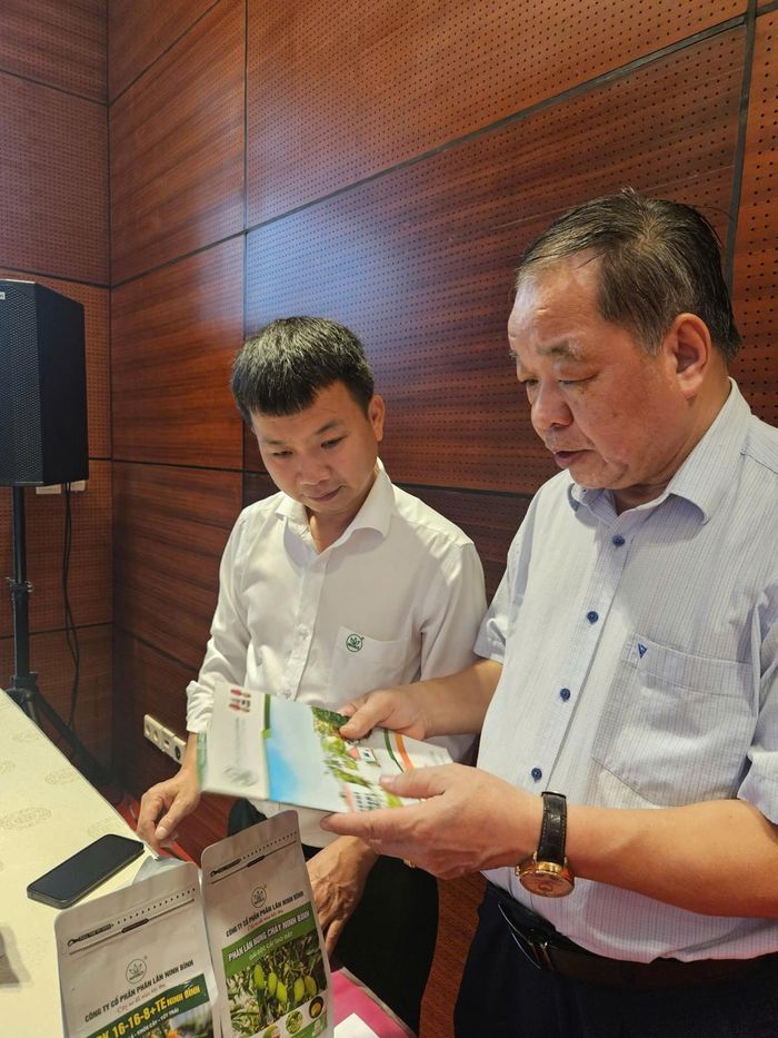 TS.KH Hà Phúc Mịch - Chủ tịch Hiệp hội Nông nghiệp hữu cơ Việt Nam tham gia các gian hàng Phân lân Ninh Bình tại Hội thảo